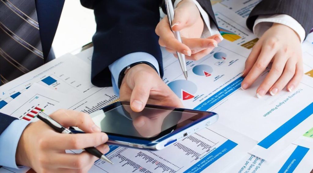 fondi comuni Le titubanze degli italiani nei confronti degli strumenti finanziari non accennano a diminuire, ma nel contempo sale anche il numero di risparmiatori