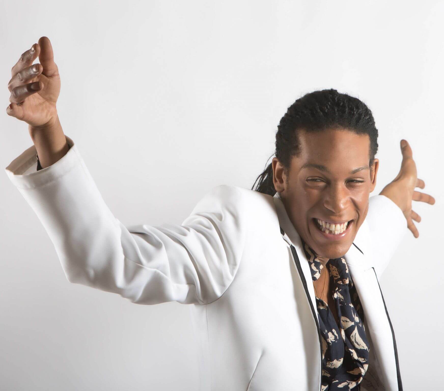 Dopo l’esperienza all’ottava edizione di Amici come ballerino, Leonardo Monteiro è in gara al 68° Festival di Sanremo con Bianca, il suo primo brano.