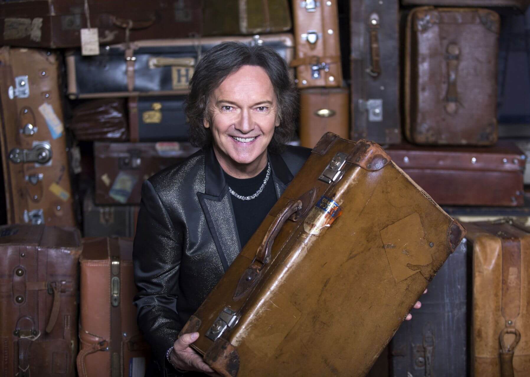 Red Canzian torna nel panorama musicale da solista con Testimone del tempo che contiene Ognuno ha il suo racconto, in gara al festival di Sanremo.