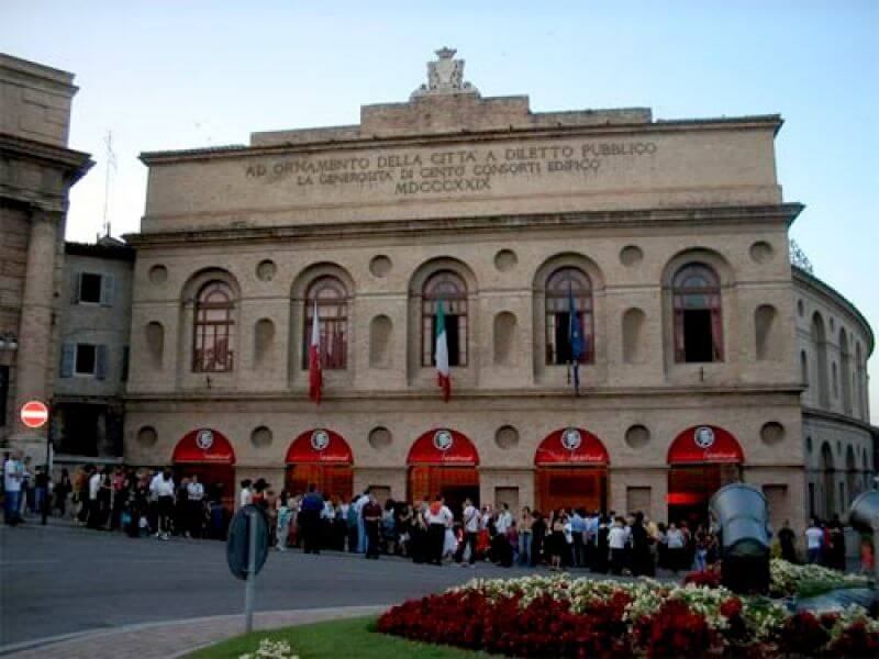 L'Associazione Arena Sferisterio, ha emesso due avvisi per la ricerca di personale di sala e sorveglianti per la Stagione Lirica 2018, con scadenza il 5 aprile.