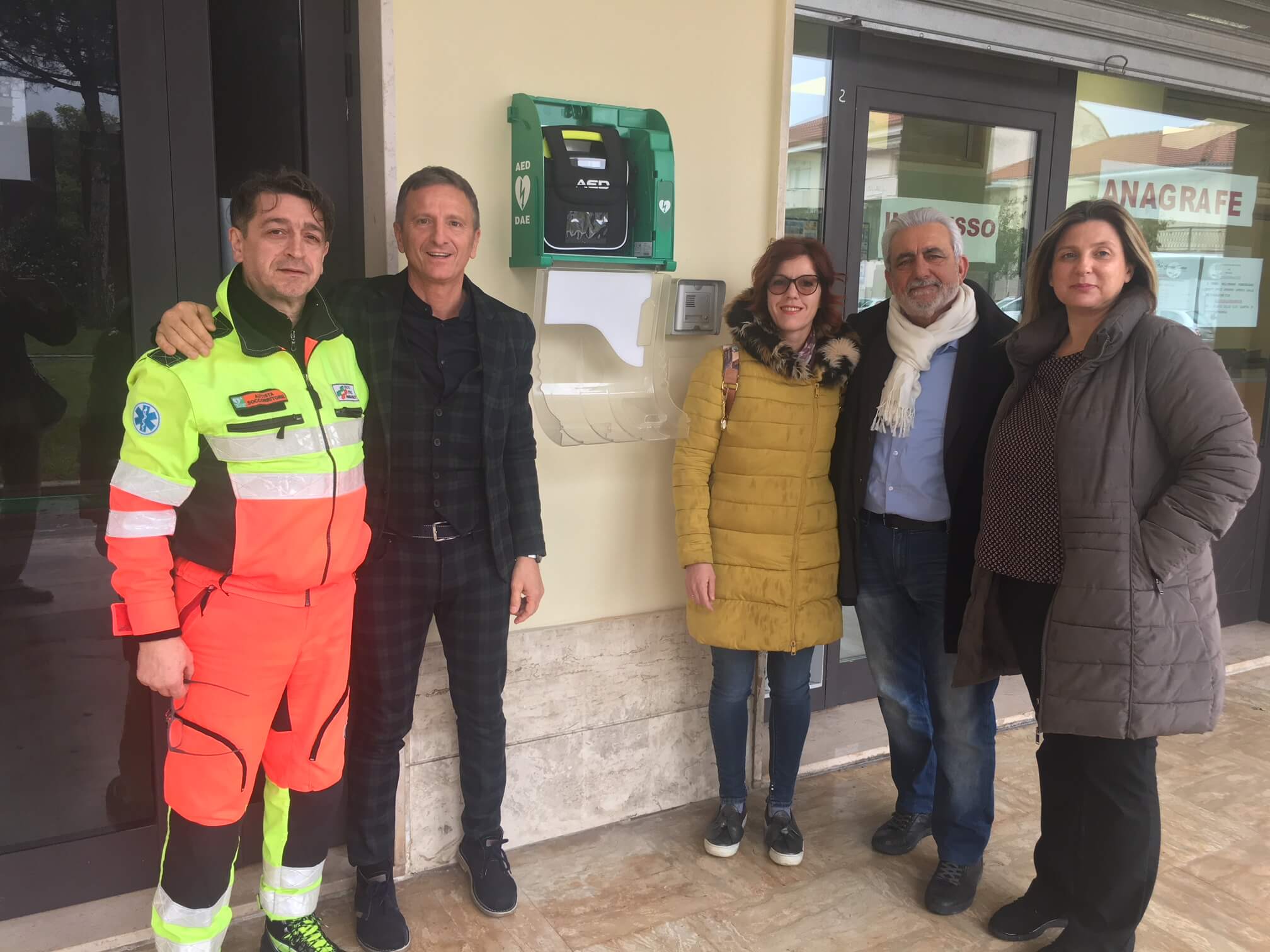 Un defibrillatore semiautomatico DAE è stato sistemato, ed opportunamente segnalato, nella teca adiacente l'ufficio anagrafe in piazza del Municipio.