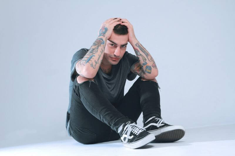 Jesto, il rapper romano con milioni di visualizzazioni su Youtube, inizia il conto alla rovescia per l'uscita del suo nuovo album, a maggio.