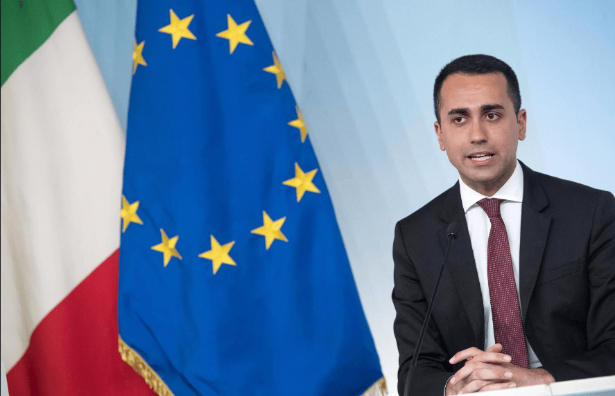 L’Italia del gioco d’azzardo si trova di fronte a una nuova svolta. Soltanto un decennio dopo la decisione, a suo modo storica, di legalizzare il gambling su internet, il Paese torna sui suoi passi e decide di contrastare la filiera.