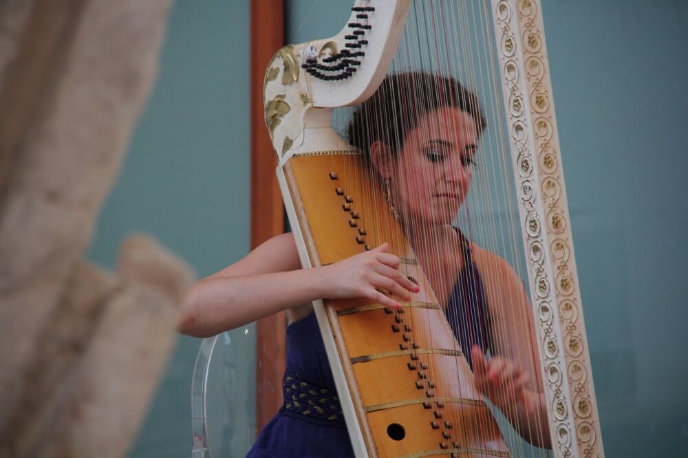 Unwritten. Dal violino all’arpa. Flora Papadopoulos arpa barocca. Musiche di Bach, Biber, Marini, Corelli 16 agosto ore 21 alla Cappella dei Condannati.