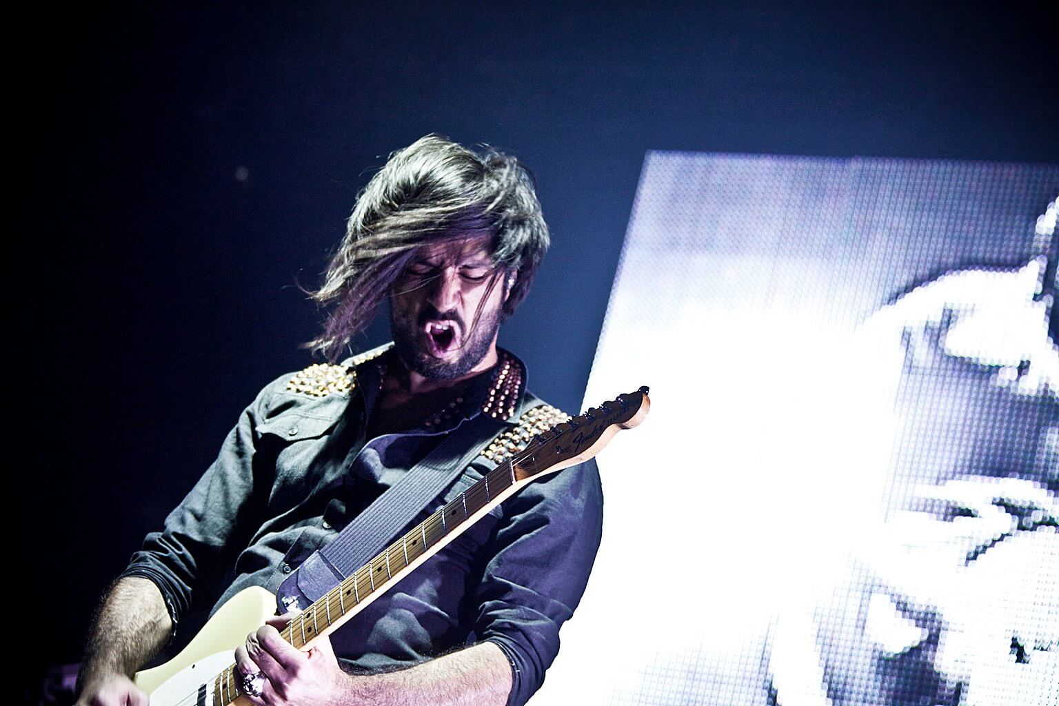 Ore di ansia per il chitarrista dei Negramaro, Lele Spedicato, 38 anni, che si è sentito male questa mattina nel giardino della sua casa, nel Salento.