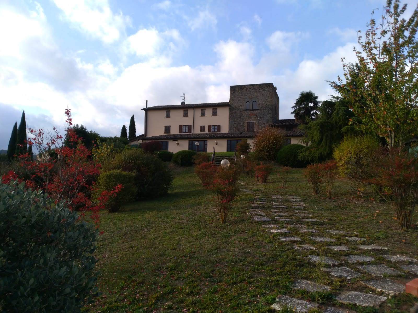 La Dogana Vecchia ha il sapore di famiglia e tradizione. Nel verde, nella cultura, nel relax. Ospitalità e cura per ogni Amico.