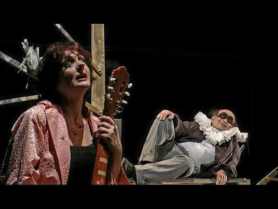 In una Napoli in una sorta di Day After un cumulo di rifiuti sovrasta e avvolge la scena. Napoli insozzata dai rifiuti che l’affogano, al Teatro Lo Spazio