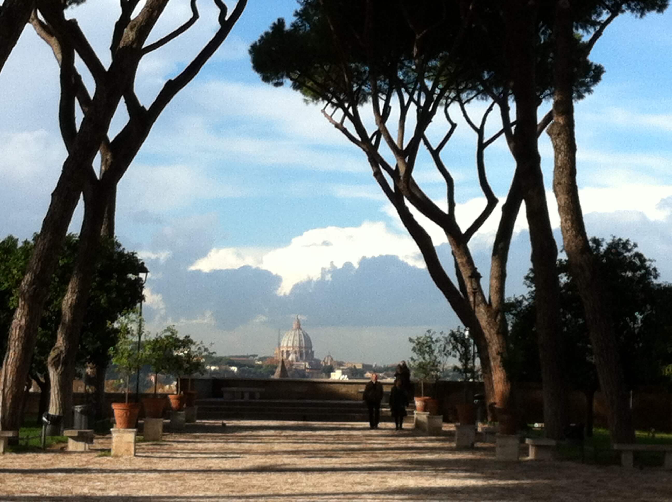 #adottailverde, Roma ti assicura il pacchetto di iniziative a sostegno del volontariato. Assicurazione, uffici e corsi.