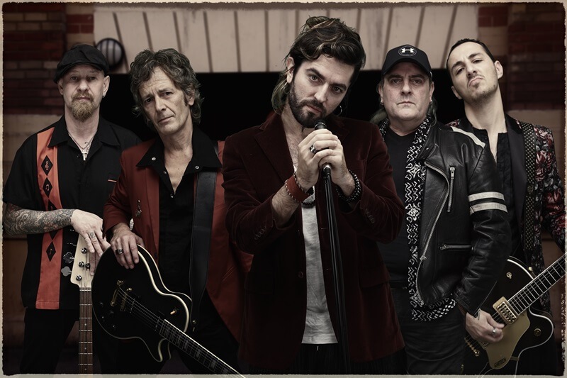 Gli Ufo Piemontesi, dopo aver fatto a pezzi la storia della musica italiana, tornano con la loro versione di un classico di Battisti-Mogol, Non è Francesca.