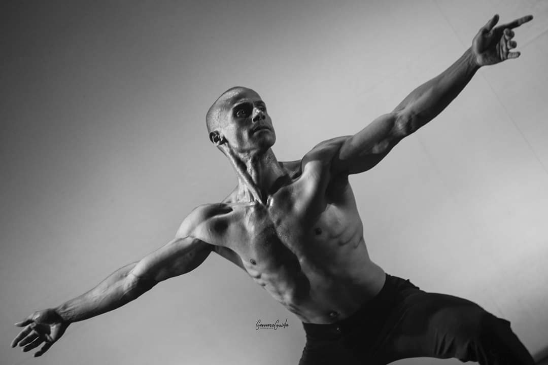 Lunedì 27 maggio, ore 20. Individualità Complesse. Dedicato a Giorgia Brixel. Coreografie di Alex Atzewi con Amilcar Moret Gonzales. Al Teatro Golden.