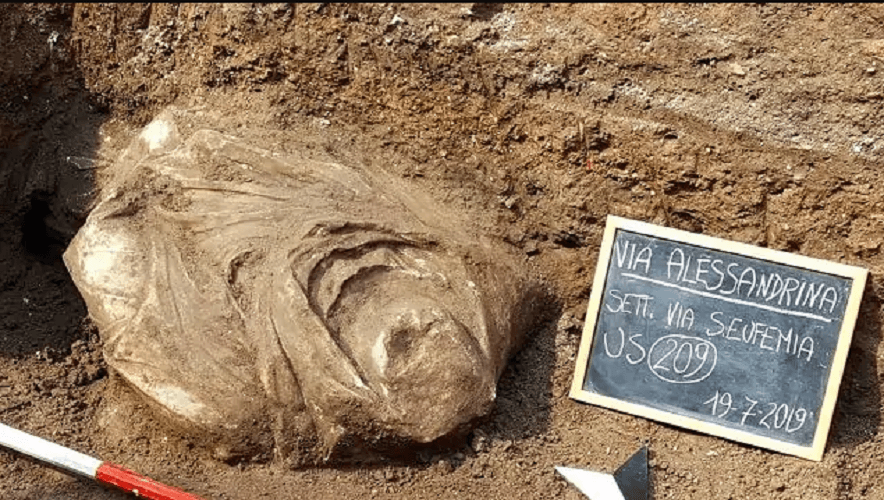 Ritrovato questa mattina un busto di una statua di guerriero Dace in marmo bianco dagli archeologi della Sovrintendenza Capitolina ai Beni culturali impegnati nello scavo archeologico di via Alessandrina.