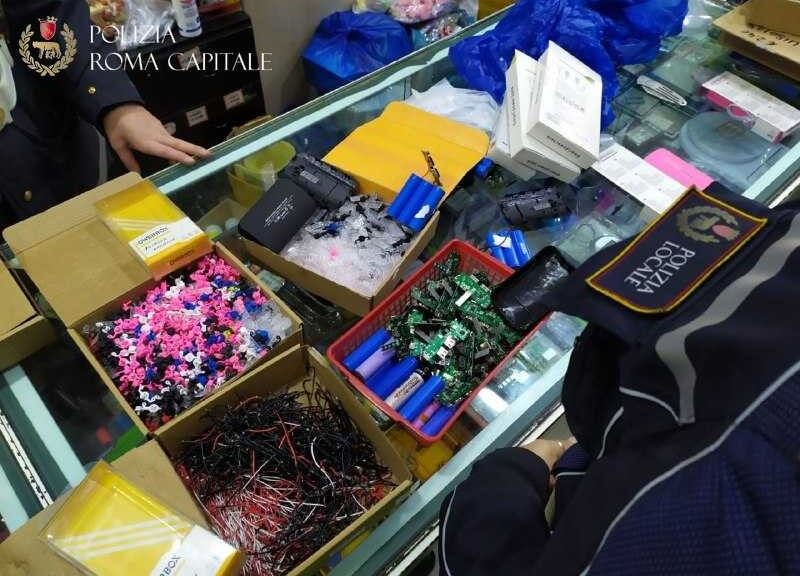 Blitz della Polizia Locale nei negozi dell'Esquilino: sequestrati 17.000 articoli, molti destinati alla vendita illegale nel Centro Storico. Rinvenuti giocattoli e dispositivi elettronici pericolosi
