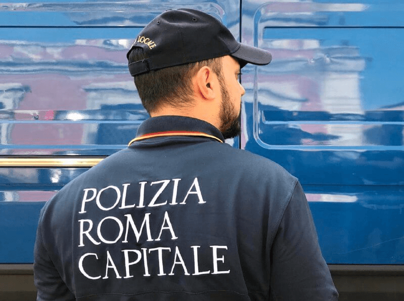 Grossista abusivo con oltre 1000 sanzioni non pagate, fermato da una pattuglia della Polizia Locale