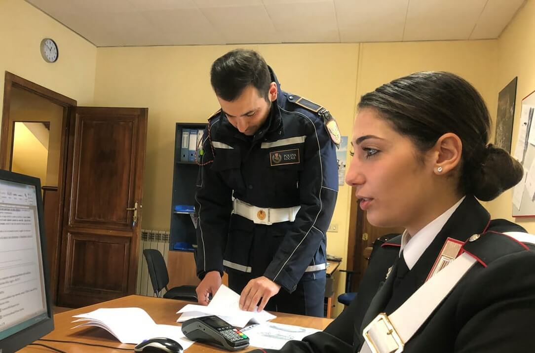 Colosseo e Fori Imperiali, controlli di Polizia Locale e Carabinieri: 15 identificati, 5 daspo ai saltafila e centinaia di articoli sequestrati. Tra gli articoli sequestrati anche un "POS" portatile.