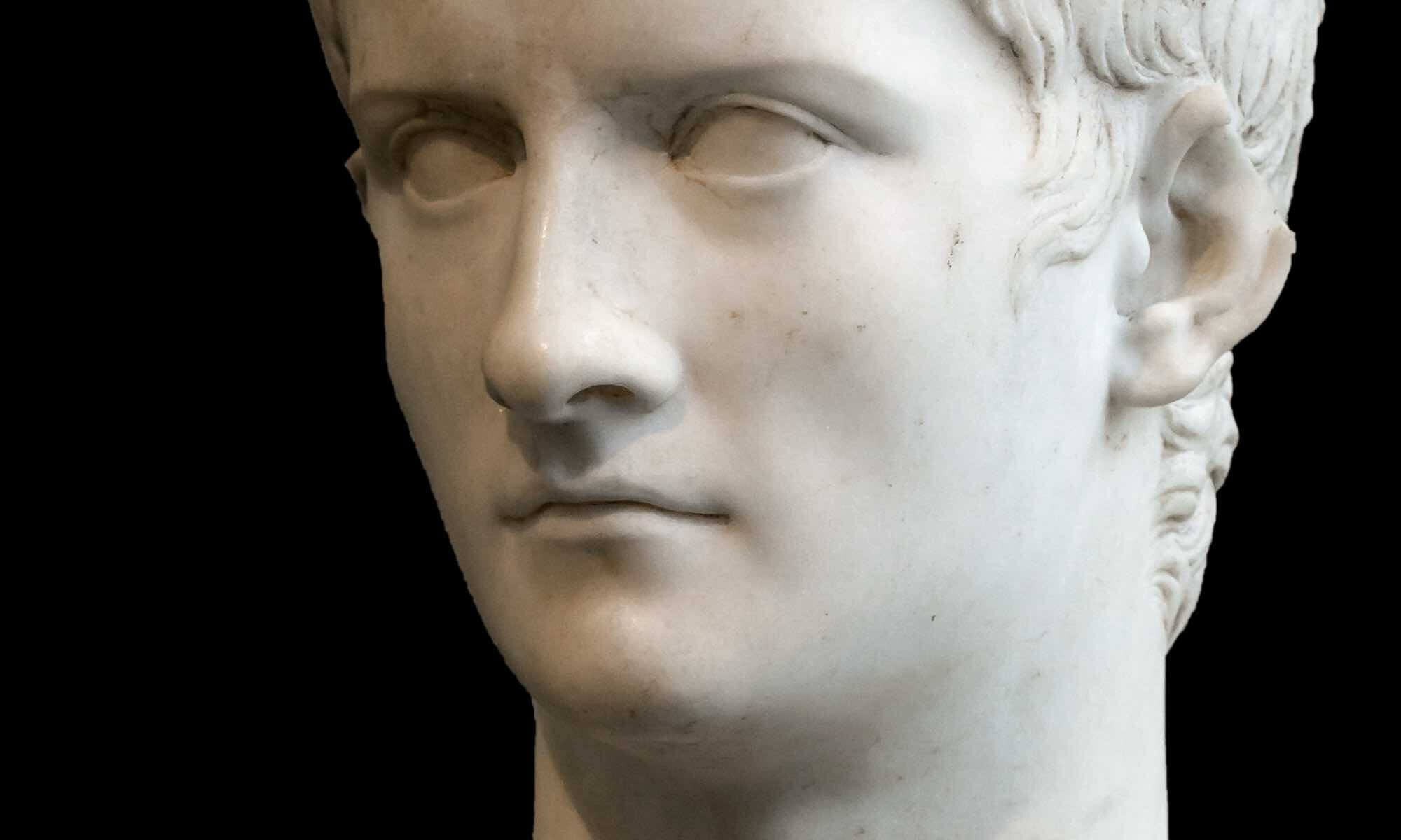 Caligola è certamente uno degli imperatori maggiormente maltrattati dalla storiografia: nasce con il nome di Gaio Giulio Cesare Germanico il 31 agosto del 12 DC, forse a Treviri o a Tivoli, ma più probabilmente ad Anzio.