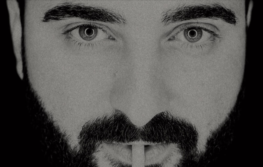 Intervista a Simone Sartini. Cantautore romano, del quale il 4 marzo è uscito l’album intitolato Periferie a sud dell’anima.