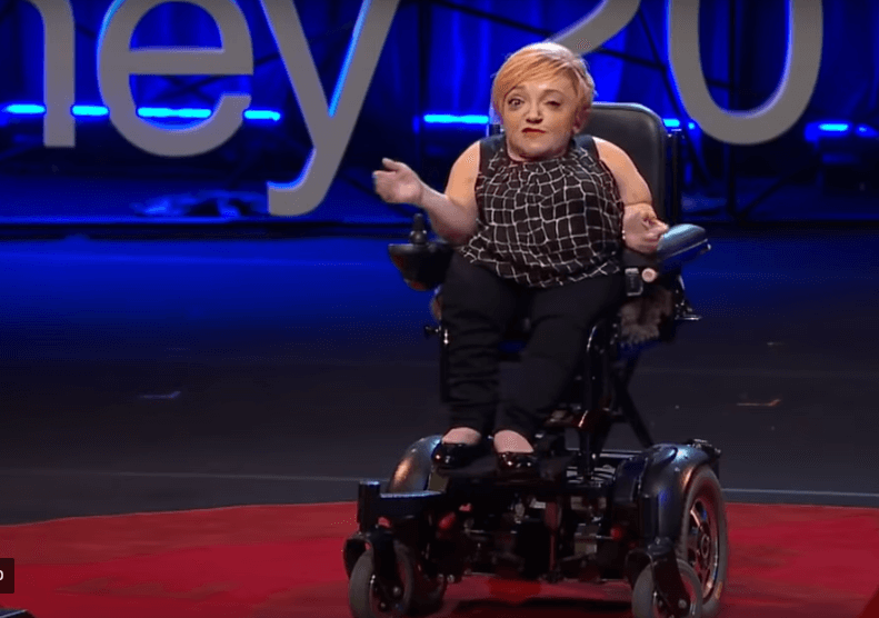 Stella Young, attivista ed attrice disabile, durante un Ted Talk a Sidney nel 2014 ha parlato della narrazione orribile che spesso si fa della diversità che lei definisce Inspiration Porn che tradotto sarebbe pornografia motivazionale.