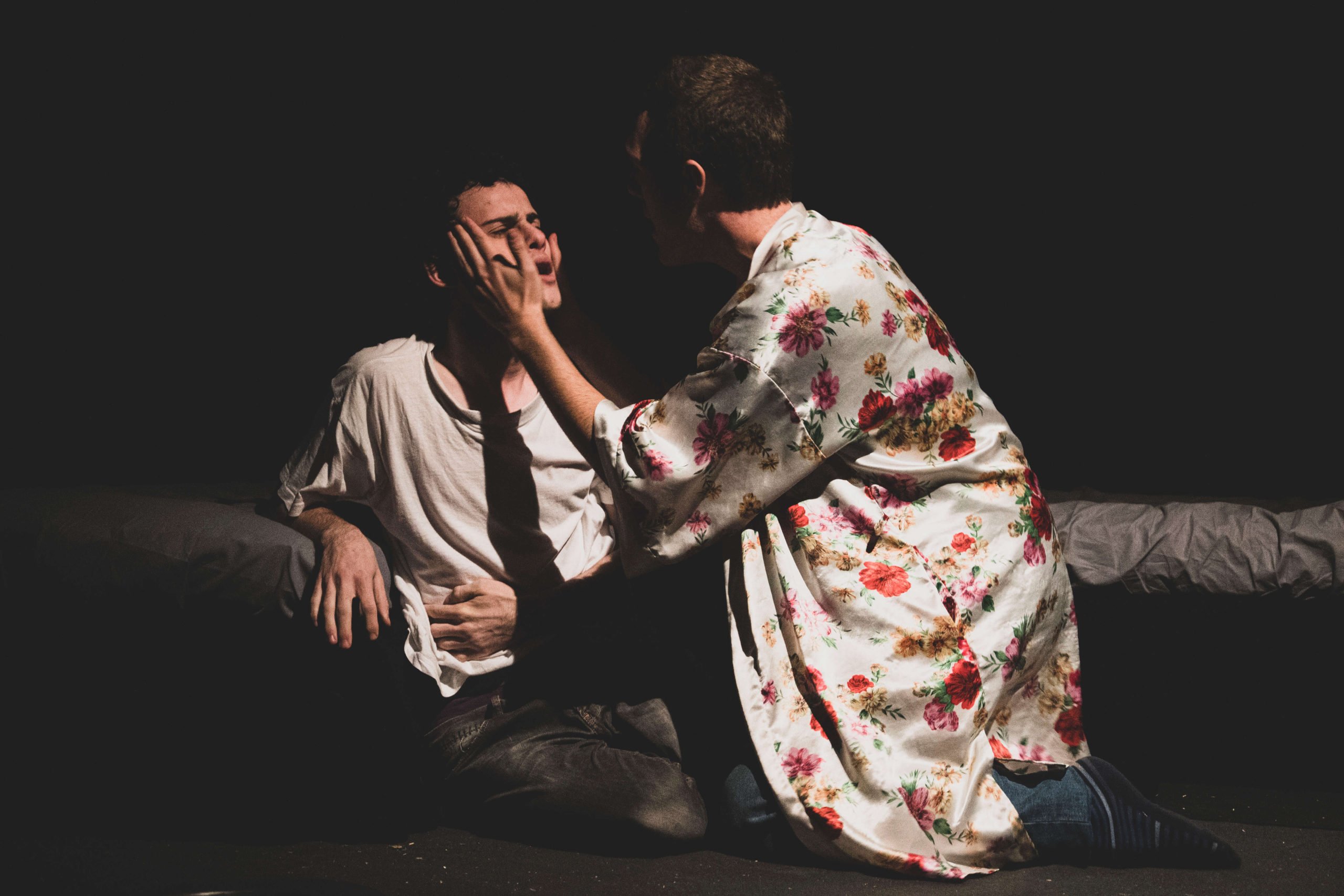 Sei spettacoli in concorso, compagnie provenienti da tutta Italia, incontri e conversazioni tra il pubblico e gli artisti, premiazione dei vincitori dei due concorsi dedicati alla drammaturgia contemporanea, presentazioni editoriali. Tutto questo è il Progetto DOIT Festival | L’Artigogolo. Domenica 25 settembre, Luce bianca. Al microfono di Palcoscenico c'è Silvana Mariniello.