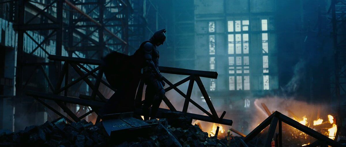 Per molti è un genio, per altri invece è un autore a cui piace complicare troppo la trama dei suoi lavori. Indipendentemente dai vostri gusti, è indubbio che Christopher Nolan sia uno dei registi più discussi, ed originali, degli ultimi 20 anni.