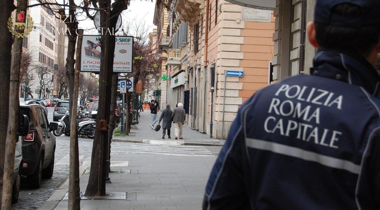 Trastevere, furto ai danni di un disabile appena uscito dalla Posta. Ladro arrestato dalla Polizia Locale, che recupera la refurtiva.