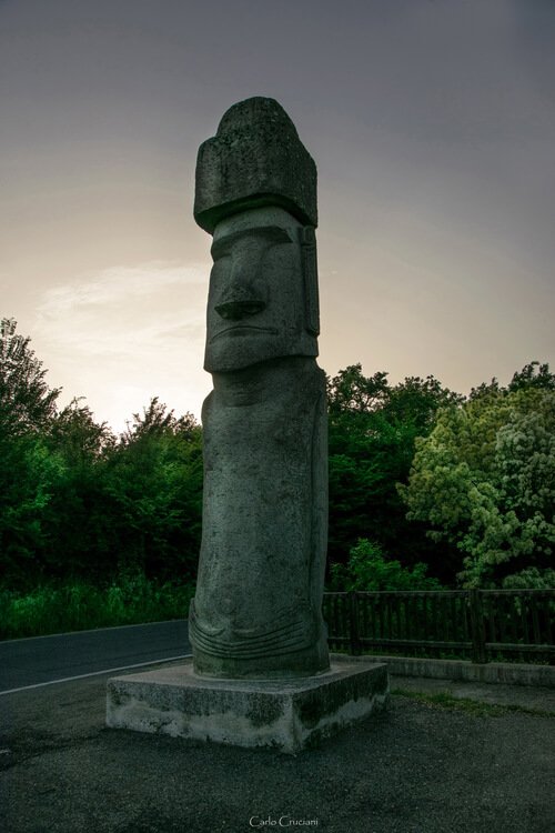 Tra l’unico MOAI al mondo al di fuori dell’Isola di Pasqua, le leggende della maga convertita, antiche ricette e vicoli, i segreti svelati in un viaggio letterario alla scoperta del borgo sospeso di Vitorchiano (VT) dal 24 ottobre all’8 novembre.