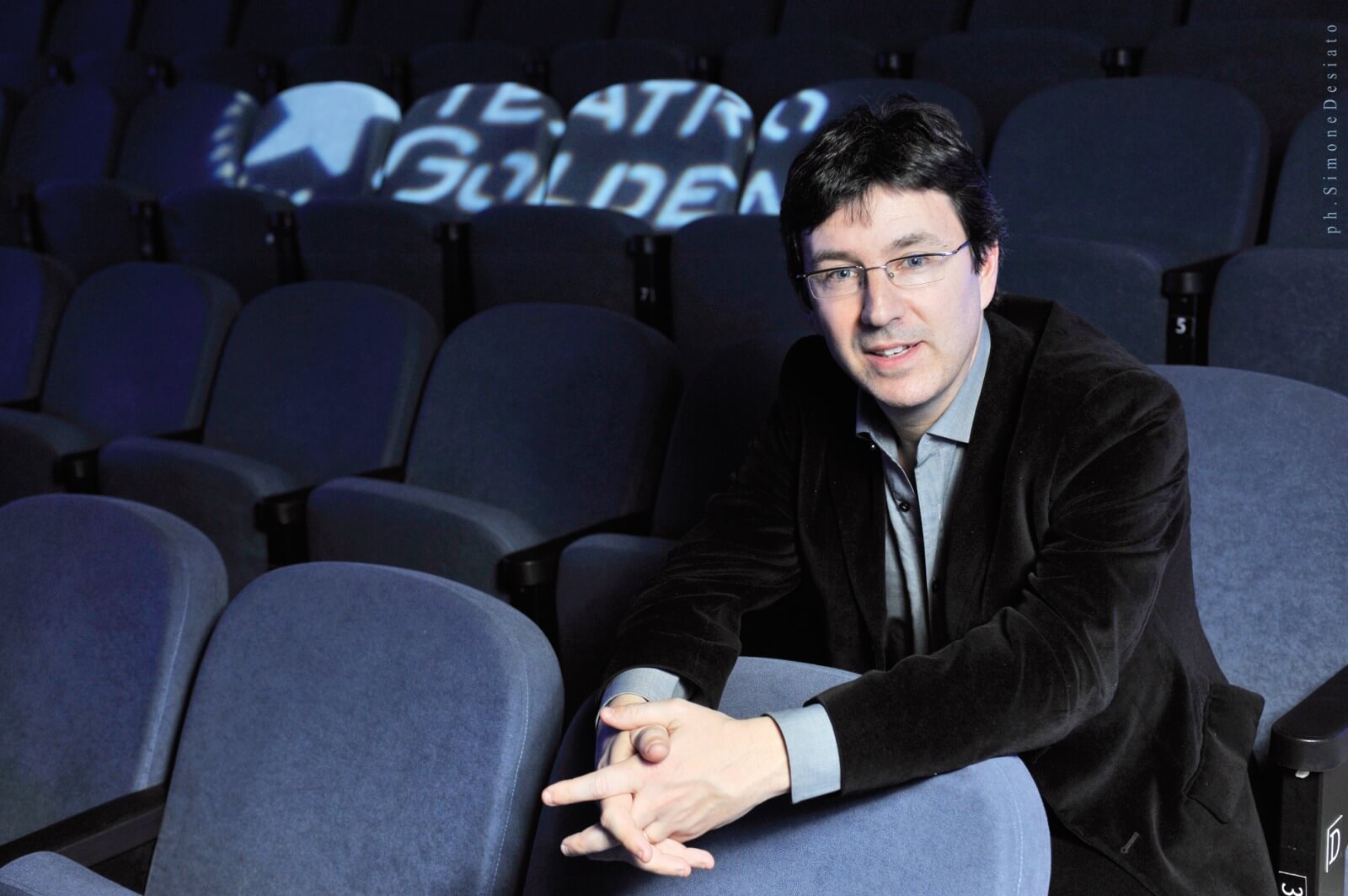 Con la commedia L’accendino magico diretta ed interpretata da Greg per la produzione di Roberto Imbriale LSD edizioni, il Teatro Golden ha aperto la stagione in abbonamento 2020 2021 tra i primi In Italia. Intervista ad Andrea Maia.