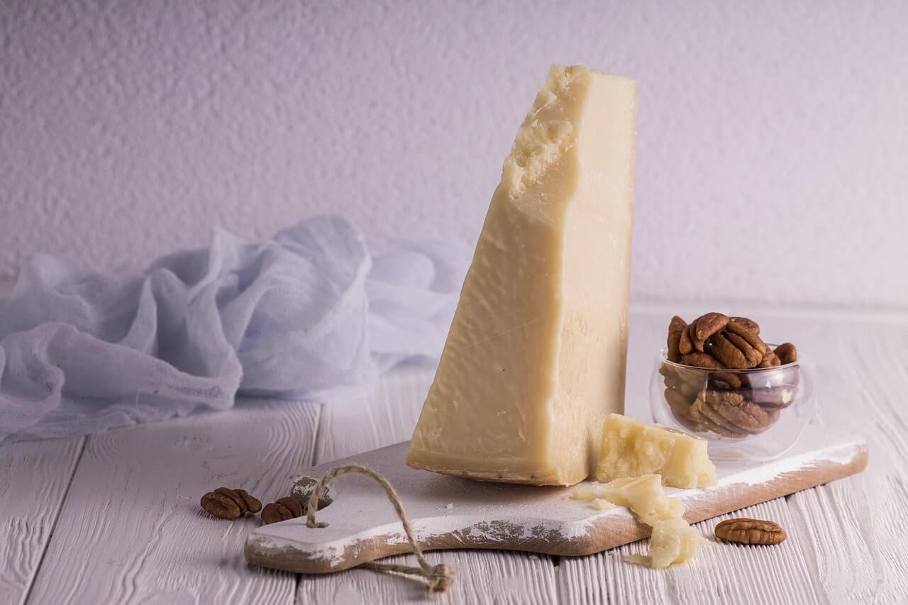 Tra le eccellenze della nostra tavola, tra i prodotto più imitati, ma inimitabile. Sua maestà il Parmigiano Reggiano.