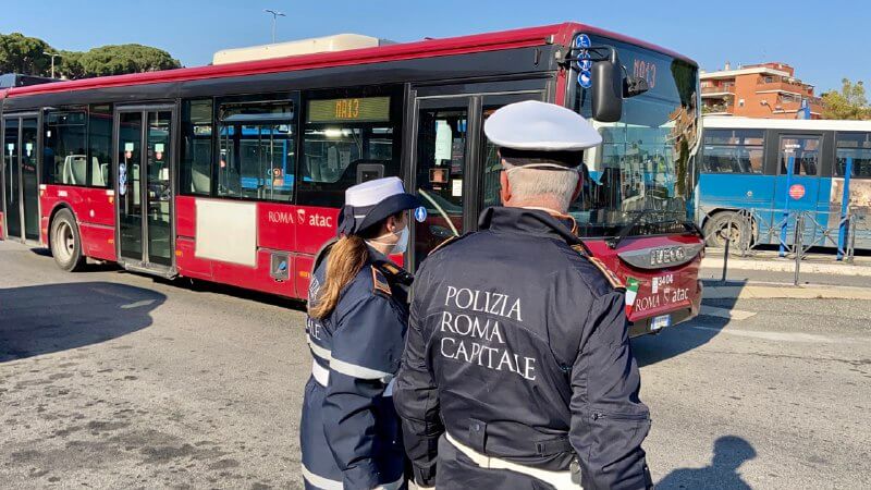 Si rifiuta di indossare la mascherina a bordo dell'autobus, linea 70. Fermato e denunciato dalla Polizia Locale di Roma Capitale.