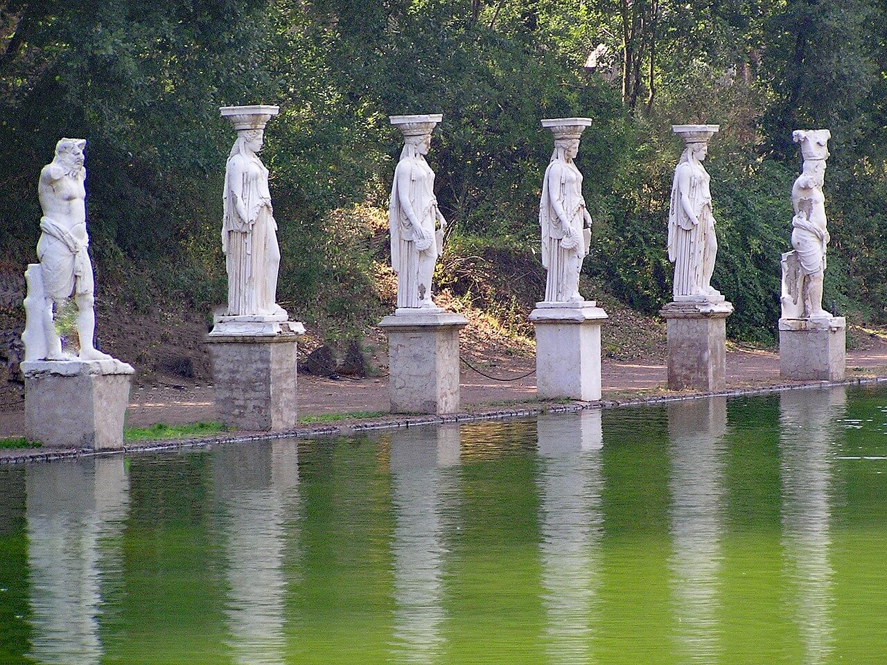 Villa Adriana è un sito archeologico di straordinario impatto e di grande importanza storica che sorge a Tivoli, pochi chilometri da Roma. Foto di lapping da Pixabay