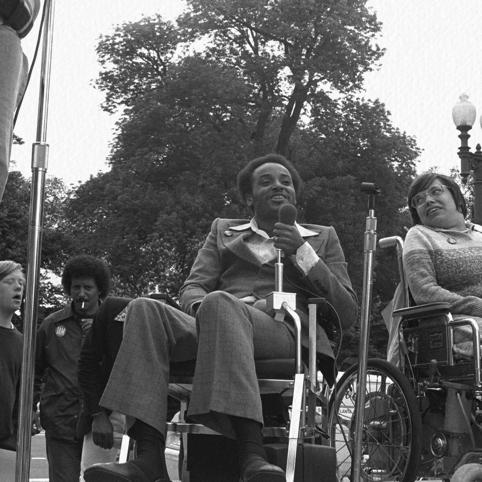 Brad Lomax è famoso per il sit-in di San Francisco del 1977 chiedendo di far rispettare il Rehabilitation Act del 1973 che era ignorato