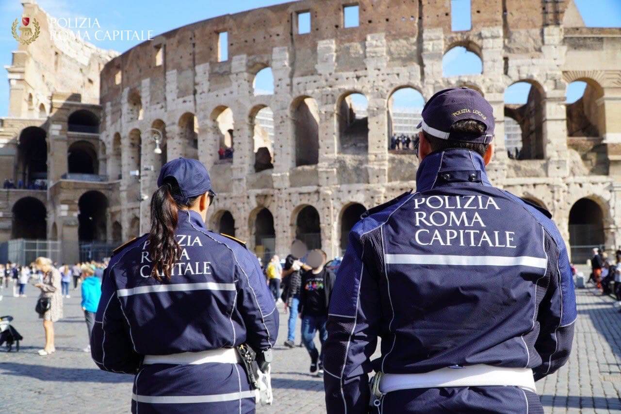 Oltre 17mila articoli e più di 300 chili di alimenti sequestrati durante operazione anti-abusivismo commerciale. Scovato veicolo utilizzato come deposito di merce contraffatta.