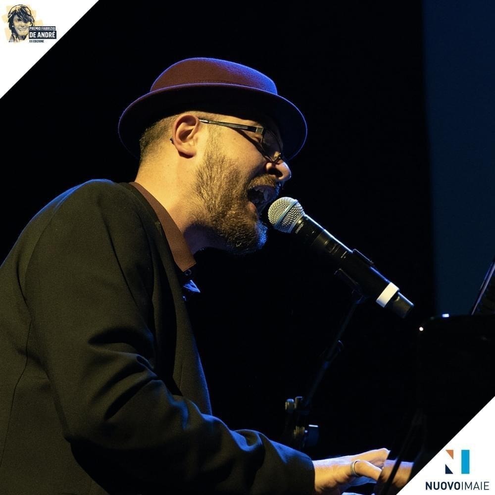 Lorenzo Santangelovince il premio Fabrizio De Andrè nella sezione Musica con il suo ultimo singolo “L'arancio”.