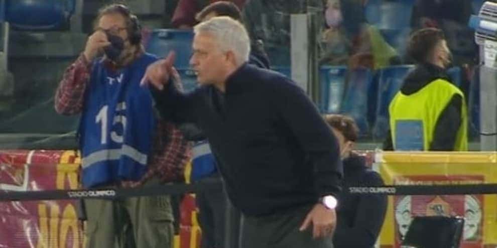 Tifosi, arbitri, società, Mourinho e le scommesse. La "telefonata" e il gesto contestato e il cartellino rosso.