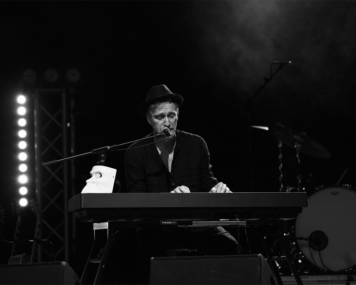 Fuori per l'etichetta Fenix Champions League, il nuovo singolo di Pianista Indie. "l'amore non deve essere una competizione..."