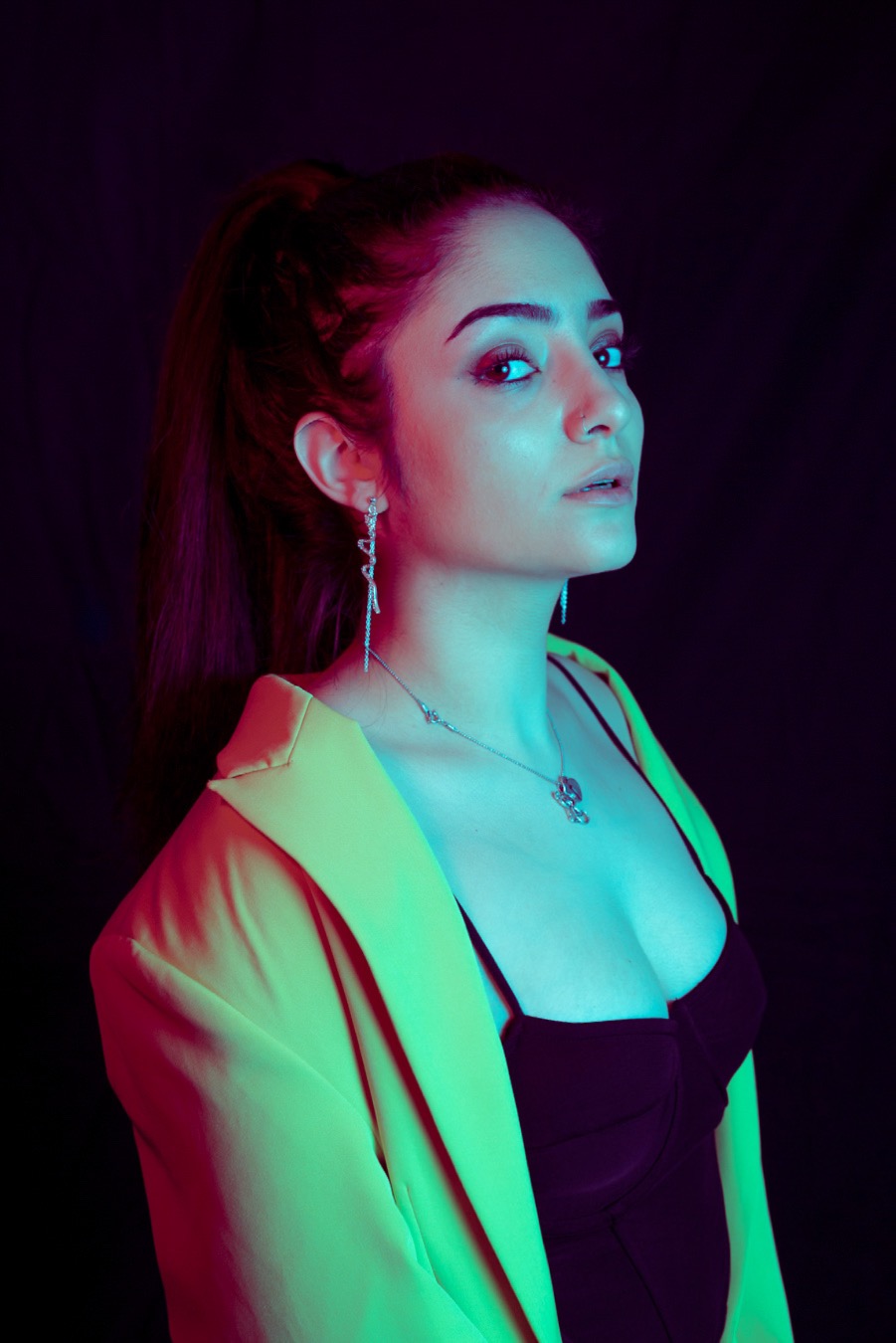 Disponibile in rotazione radiofonica e sulle piattaforme digitali “Succo”, il nuovo singolo di AL!S. Abbiamo intervistato la cantautrice...