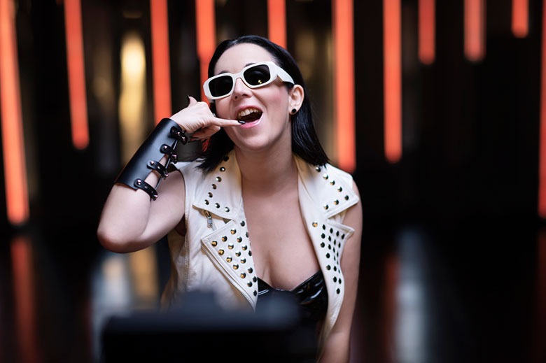 Finalmente online il video ufficiale del nuovo singolo di Rosmy “Tutto bene” per la regia di Beppe Gallo...