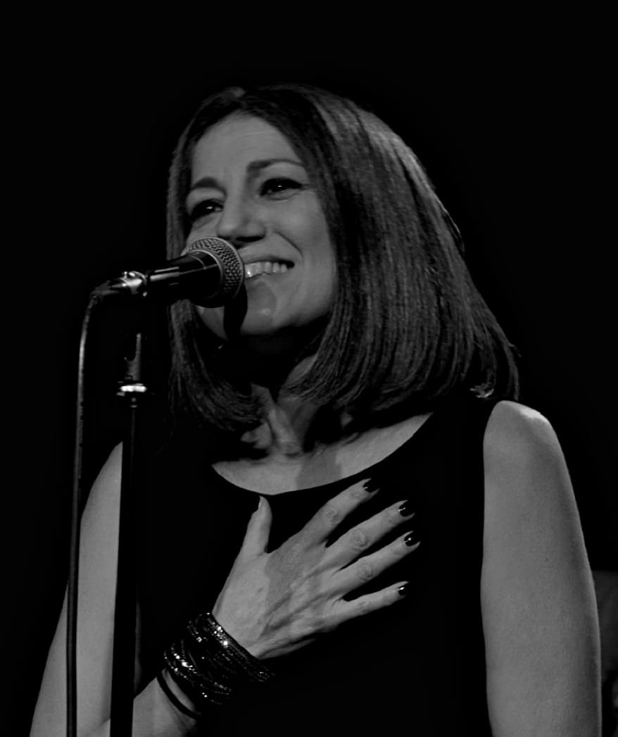 Silvia Frangipane, un nome che risuona con la magia della letteratura, della poesia, della musica e dello spettacolo.