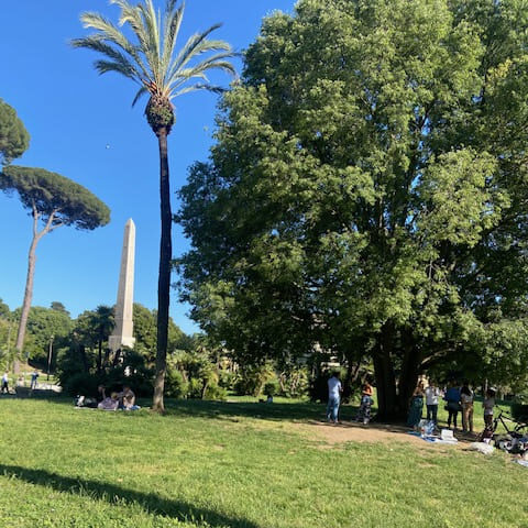 Party Book organizzato da Leggere:Tutti a Villa Torlonia, Roma, il 29 maggio. Un evento gratuito per gli amanti della lettura con musica dal vivo e rinfresco.