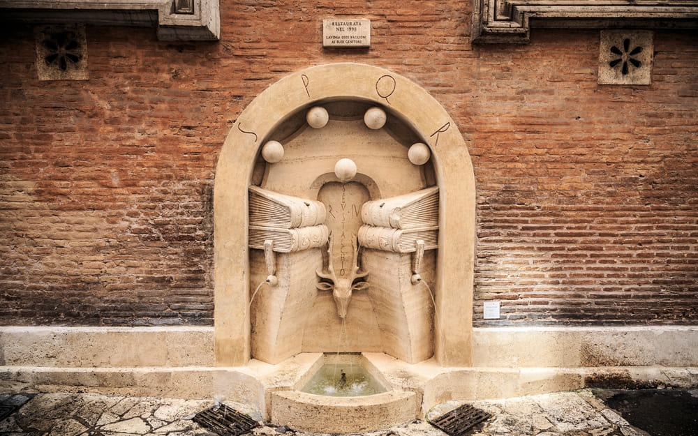 La Fontana dei Libri di Roma, progettata dall'architetto Pietro Lombardi, è un tributo alla tradizione libraria del rione Sant'Eustachio. Scopri di più su questo gioiello nascosto.