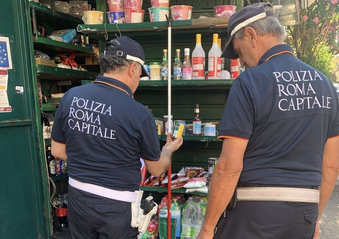 Sanzioni per oltre 2500 euro e maxi sequestro di alimenti e bevande è il risultato di un intervento eseguito ieri dagli agenti del II Gruppo Parioli della Polizia Locale di Roma Capitale, nel quartiere Trieste. 