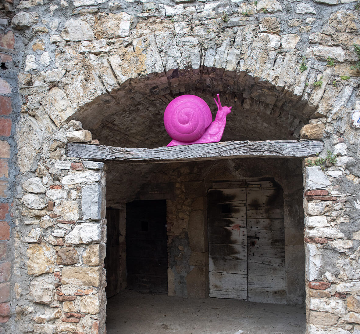 Cracking Art porta la mostra RiGenerazione nel borgo di Semproniano, tra plastica rigenerata e arte urbana.