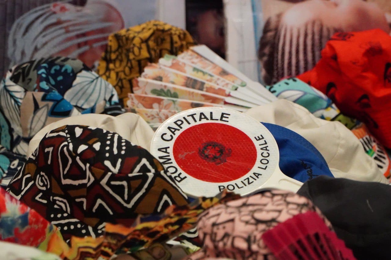 Operazione della Polizia Locale nel Centro Storico: sequestrati capi d’abbigliamento e bigiotteria. Contrasto abusivismo commerciale.