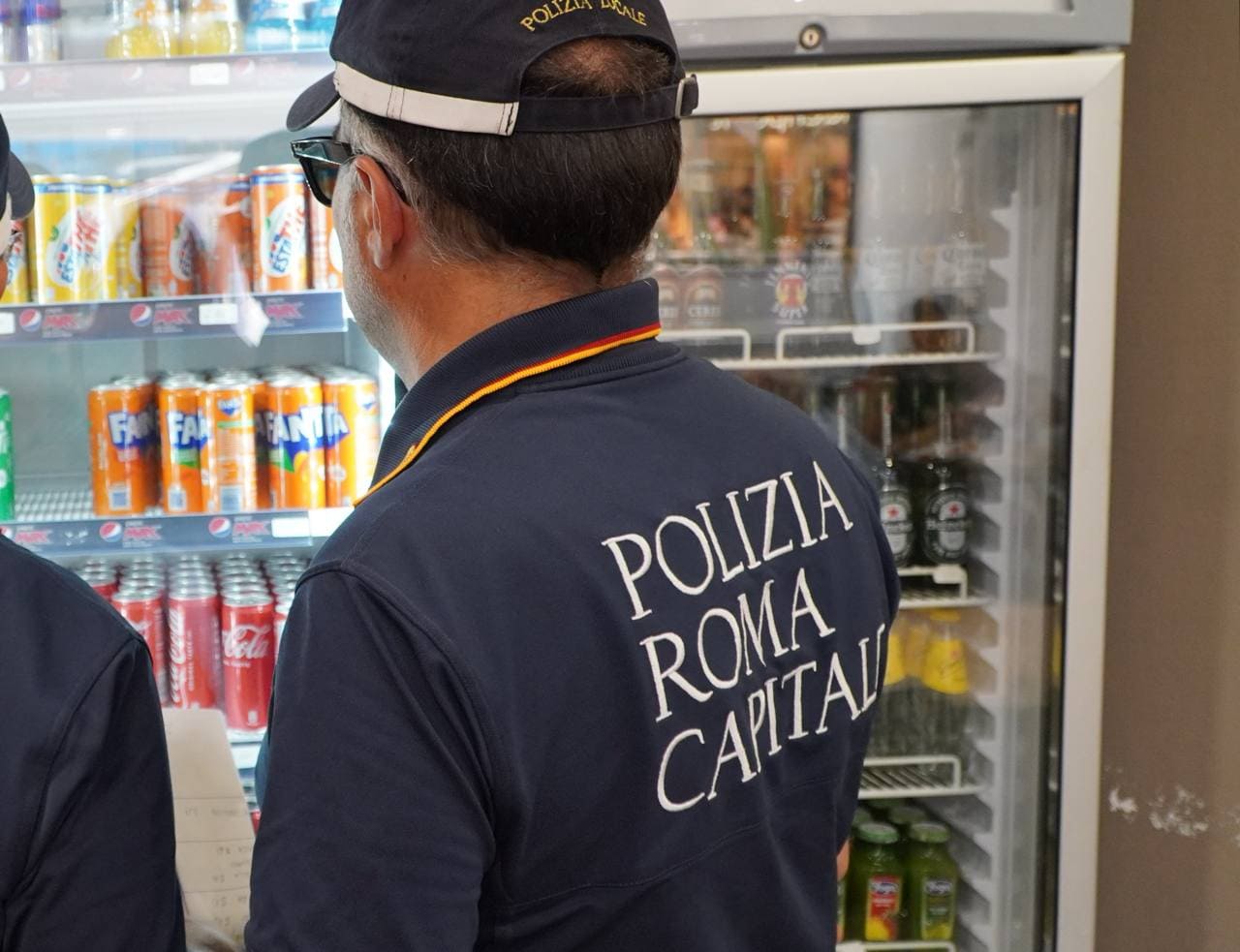 Torre Maura, la Polizia Locale sequestra oltre 70 chili di alimenti scaduti in un minimarket. Sanzioni da 4mila euro al gestore.