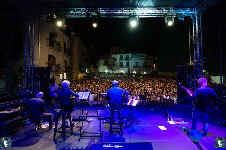 Prosegue a Caulonia la 27ª edizione del Kaulonia Tarantella Festival 2025, con concerti, danze, workshop e grandi artisti.