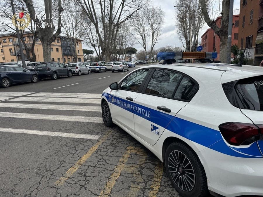 Al Quarticciolo la Polizia Locale blocca una donna che lanciava bottiglie di vetro contro le auto in transito. Denunciata per danneggiamento e getto pericoloso di cose.