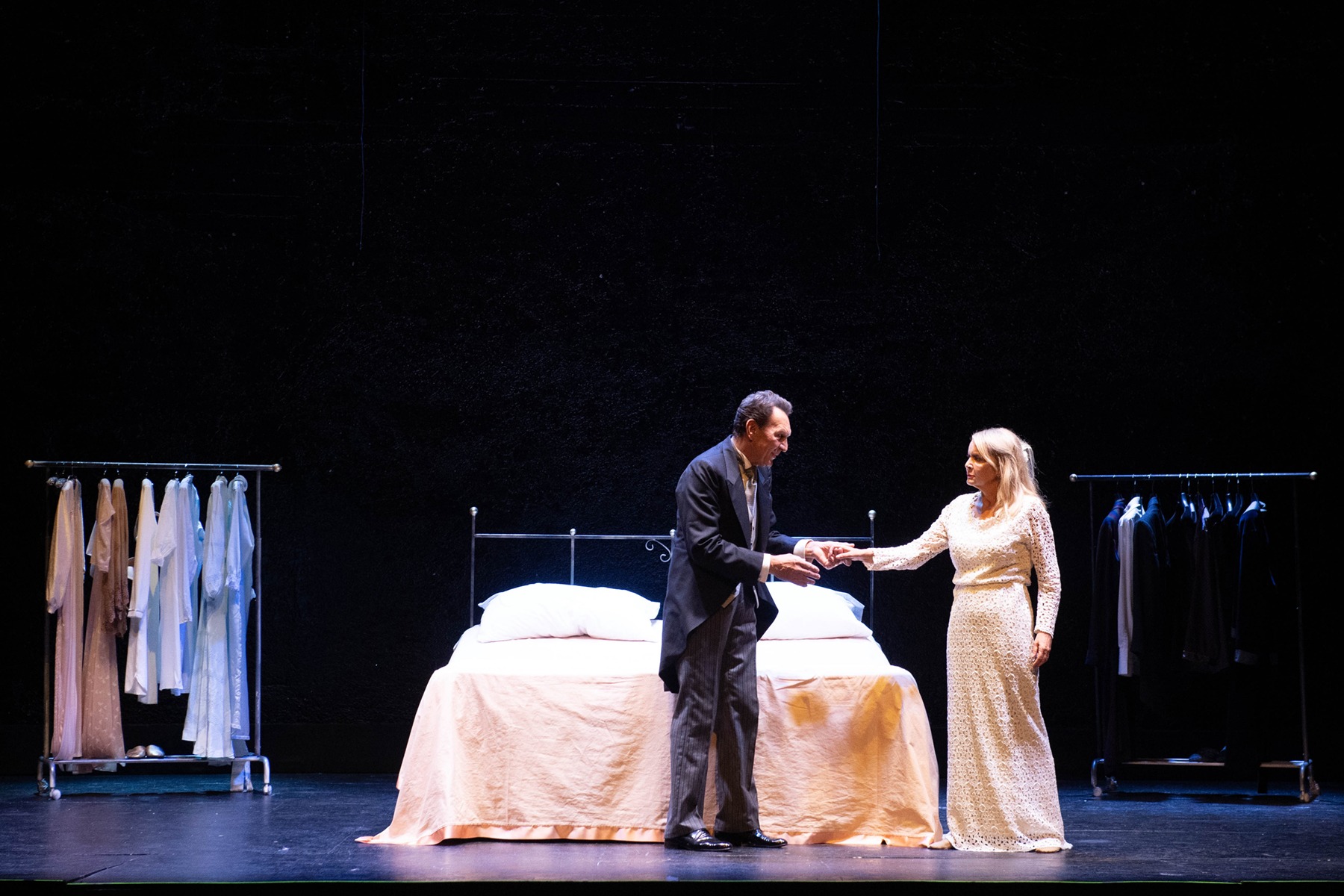 "Un letto per due", con Riccardo Polizzy Carbonelli e Marina Lorenzi, che dal 13 al 23 novembre 2025